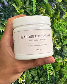 Pot de Masque Hydratant MESKAYA 200 g tenu en main