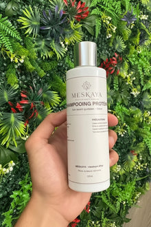 Flacon de Shampooing Protéiné MESKAYA 150 ml tenu en main